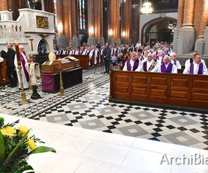 Wierni Archidiecezji Białostockiej pożegnali abp. Edwarda Ozorowskiego [ZDJĘCIA]