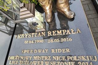 Tragiczna śmierć 18-letniego  żużlowca wstrząsnęła całą Polską. Tak wygląda teraz grób Krystiana Rempały