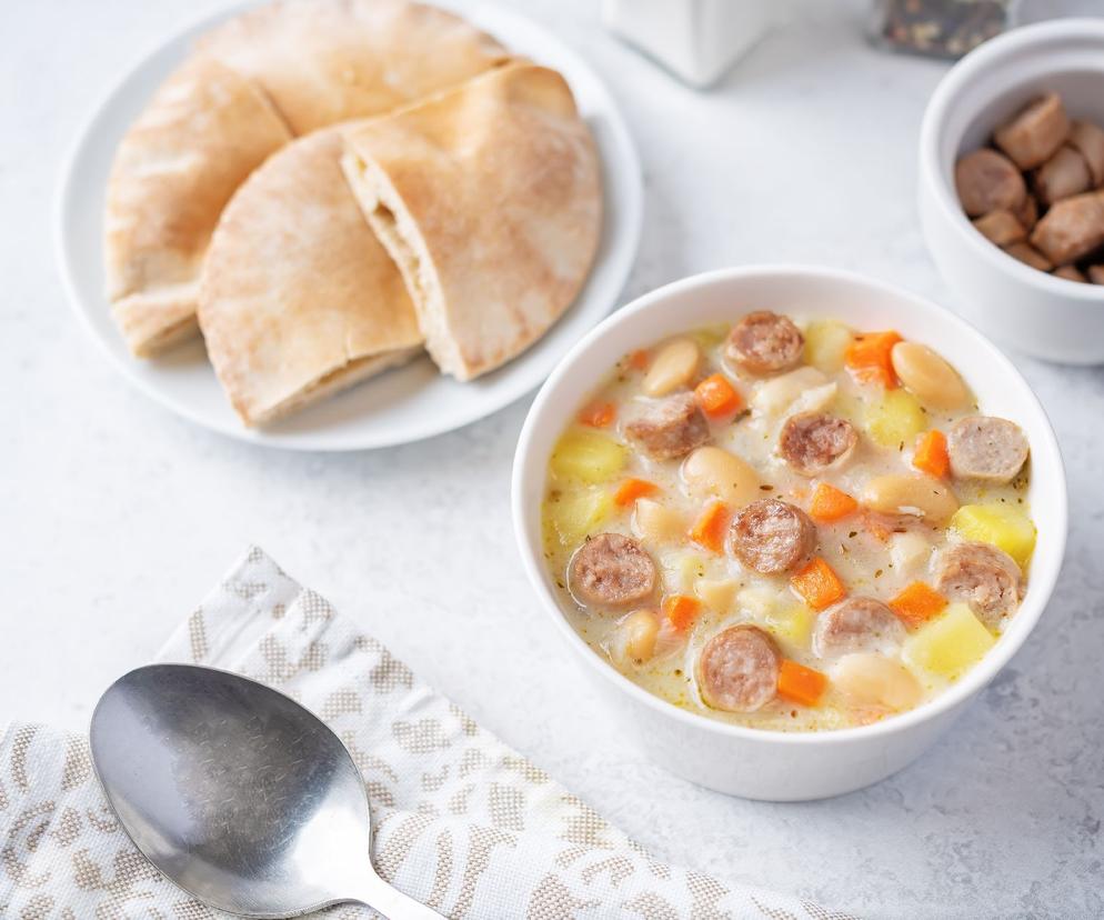 Zupa fasolowa na białej kiełbasie. Przepis Ewy Wachowicz na super fasolówkę