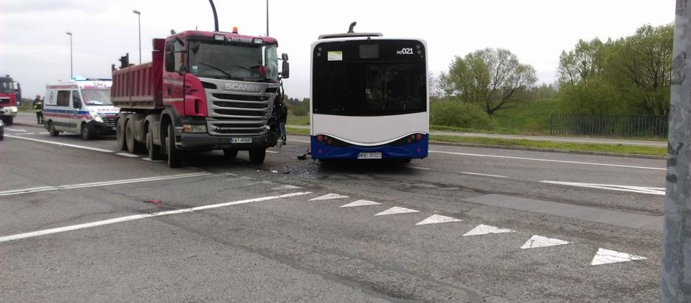 Samochód ciężarowy zderzył się z autobusem Są ranni