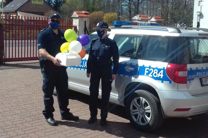 Policjanci ze Rzgowa koło Łodzi dowieżli dziecku na kwarantannie urodzinowy tort i kolorowe balony