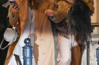 Julia Wieniawa imprezuje i robi interesy