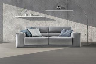 Szara, minimalistyczna sofa
