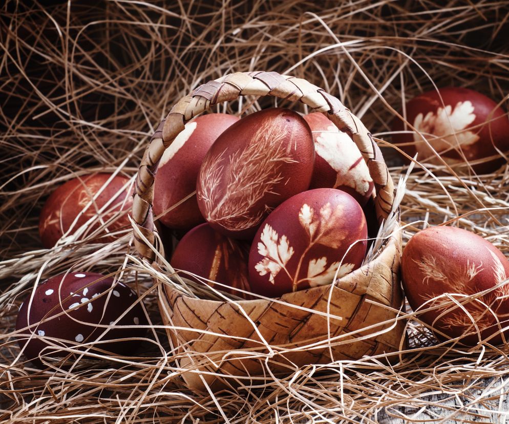 Jak dekorować pisanki barwione w łupinach cebuli?