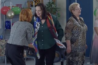 M jak miłość, po wakacjach. Krysia (Hanna Mikuć), pani Ola (Ewa Kolasińska)