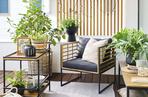 Mały balkon w bloku lub kamienicy w stylu modernizmu