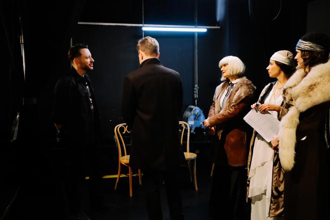 Na Wspólnej, odc. 3284: Halicki (Adam Szczyszczaj), Marta (Joanna Jabłczyńska), Celina Jantar (Joanna Sydor), Maja Malicka (Sylwia Gola), Igor Nowak (Jakub Wesołowski)
