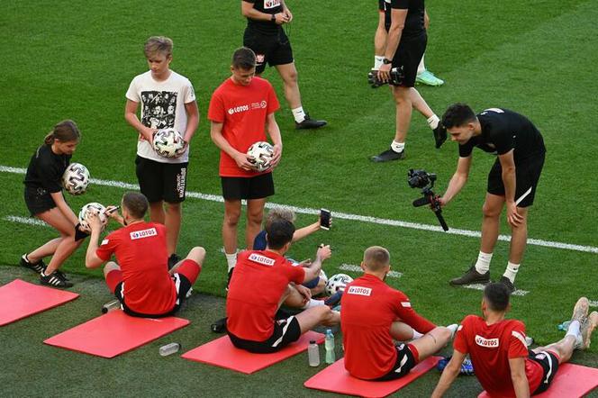 Trening biało-czerwonych w Gdańsku: Kilkanaście piłek wpadło  w trybuny [FOTO]