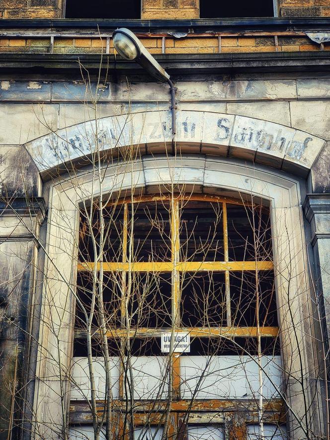 Opuszczony dworzec widmo w Lubawce. Wielki gmach kiedyś był perełką, dziś straszy