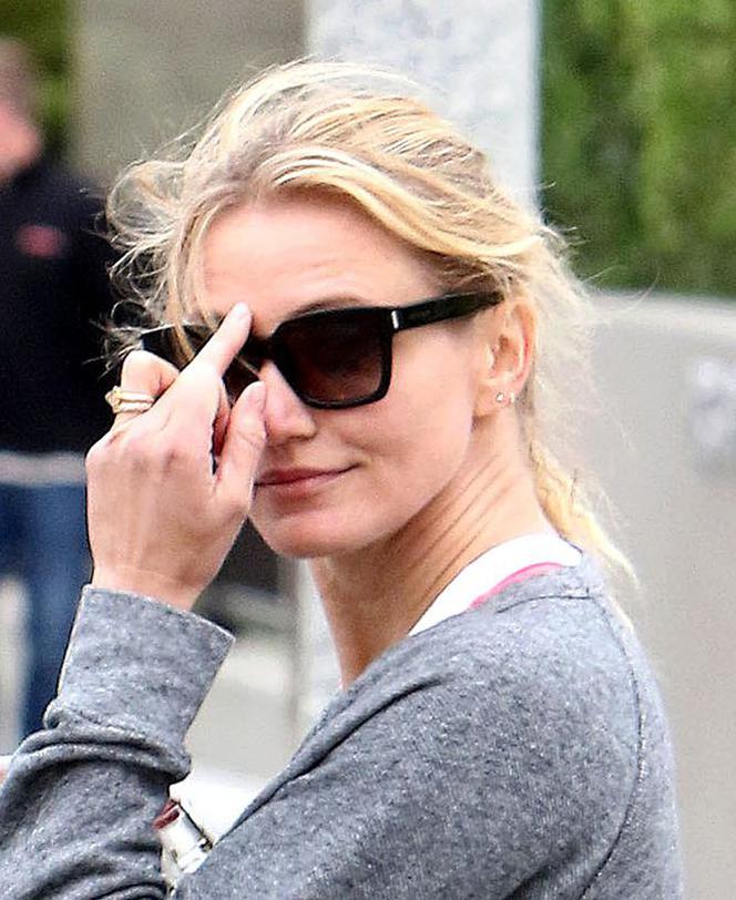 Cameron Diaz pokazuje faka fotografowi ...