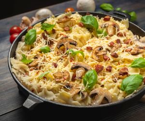 Zapiekanka makaronowa z patelni. Obłęd na talerzu gotowy w kilka chwil