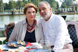 Barwy szczęścia, odcinek 3114. Józefina Rawiczowa (Elżbieta Jarosik), Andrzej Zastoja-Modelski (Leon Charewicz)