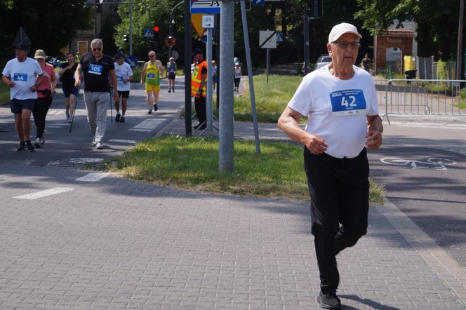 Seniorzy w Bydgoszczy pokazali moc! Blisko setka na starcie pierwszego Biegu Seniora