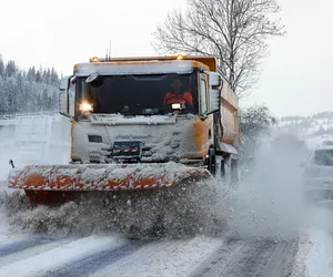 Z Zakopanego wywożą… śnieg. Wyjechało ponad tysiąc ciężarówek!