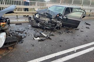 Potworny wypadek dwóch aut osobowych pod Mławą. Czołowo zderzyły się dwie skody. Trzy osoby ranne