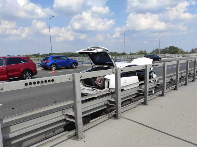 Trzy auta rozwalone, dwie osoby ranne. Horror na Moście Południowym w Warszawie
