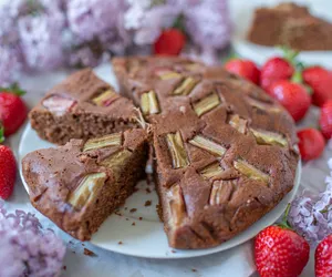 Brownie z rabarbarem i imbirem. Czekoladowa słodycz przełamana kwaskowatym smakiem
