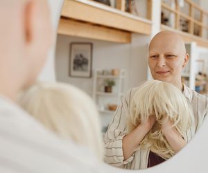 Peruka to wciąż temat tabu. Psychoonkolożka: „Pojawia się przestrzeń na szaleństwo