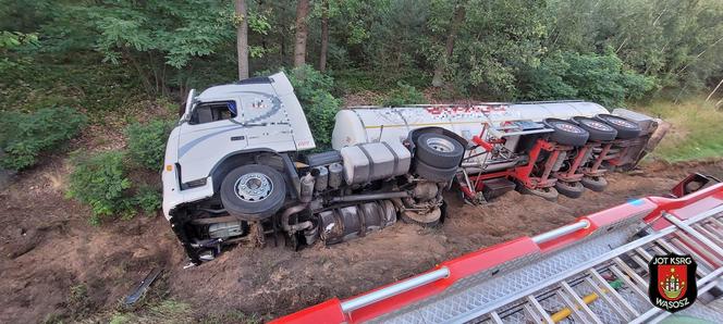 Słodki transport w rowie. Niedaleko Góry tir z cysterną czekolady wpadł do rowu