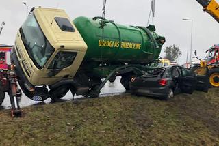 Śmiertelny wypadek cysterny z osobówką [ZDJĘCIA]