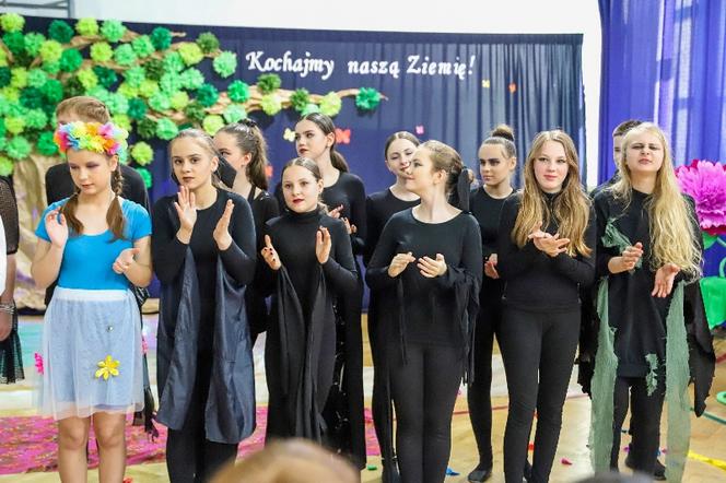 ZOBACZ zdjęcia z inscenizacji ekologicznej z okazji Dnia Ziemi w wykonaniu uczniów siedleckiej Dziesiątki