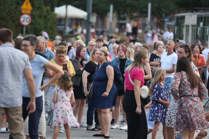 Potańcówki przed Teatrem Śląskim w Katowicach. "Roztańczony Wyspiański" porwał tłumy