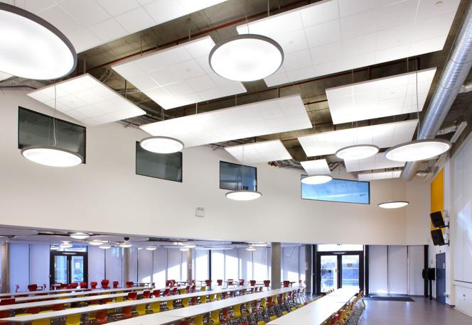 Sufity podwieszane - wyspy sufitowe Rockfon Eclipse receptą na hałas w szkole i w biurze 