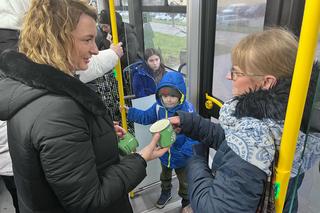 W gorzowskich autobusach elektrycznych przedstawiciele miasta rozdawali kubki i kalendarze