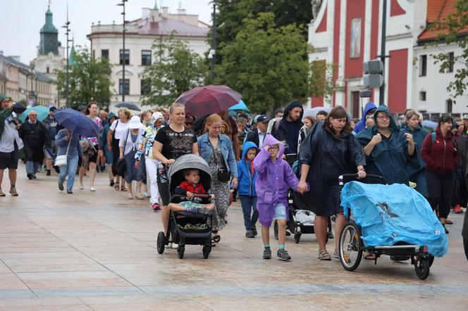 Lubelska Piesza Pielgrzymka na Jasną Górę 2024. Pątnikom deszcz niestraszny!