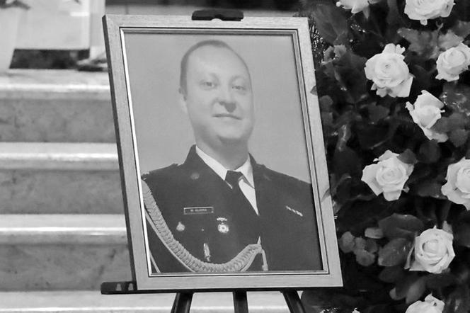 Wielka żałoba, młody strażak zginął na służbie. Morze łez na pogrzebie Marcina Glinki