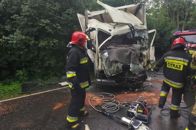 Zderzenie dwóch ciężarówek w powiecie olsztyńskim! Jedna osoba w szpitalu! [ZDJĘCIA]