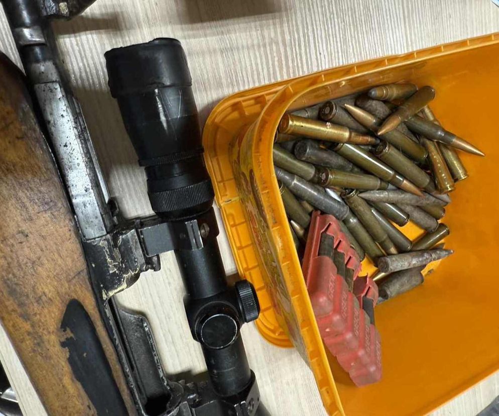 Broń, amunicja i kierowca pod wpływem narkotyków. 46-latek ma poważne kłopoty