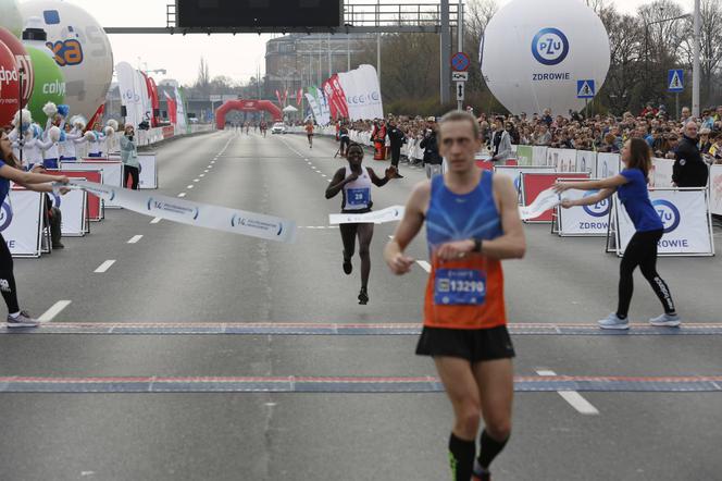 Warszawiacy pobiegli w maratonie