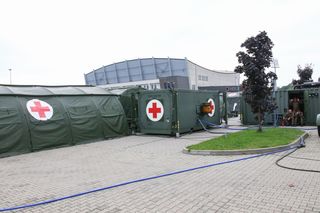 Nysa walczy z powodzią. Szef MON: „Polowy szpital do tej pory przyjął 186 pacjentów”