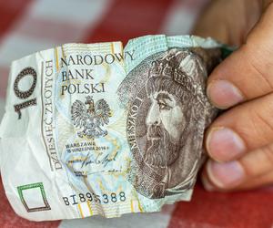 Czy można płacić podartym banknotem? Narodowy Bank Polski nie zostawia złudzeń. Zobacz, jak nie stracić pieniędzy