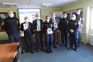 Olsztyńscy strażnicy miejscy doczekali się defibrylatora i to dzięki jednej z firm [AUDIO]
