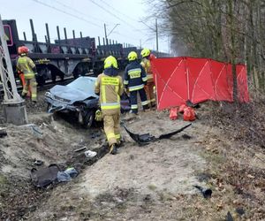 Tragedia na przejeździe kolejowym! 29-latek wjechał wprost pod pociąg [ZDJĘCIA]