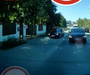 Spieszyło mu się, więc zrobił coś głupiego. Szaleniec w BMW pędził chodnikiem!