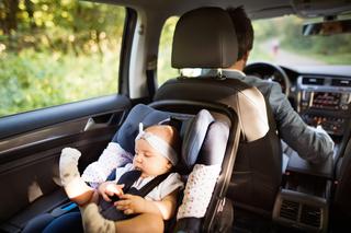Jazda w foteliku tyłem do kierunku jazdy jest bezpieczniejsza dla dziecka