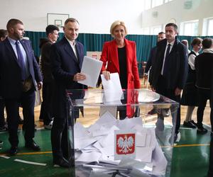 Wybory 2023. Prezydent RP Andrzej Duda oddał głos w lokalu wyborczym w Krakowie
