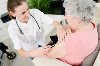 Pierwsi seniorzy z Krakowa przyjęli dawkę szczepionki przeciw COVID-19