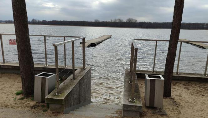 Plaża w Nowym Dębcu zalana