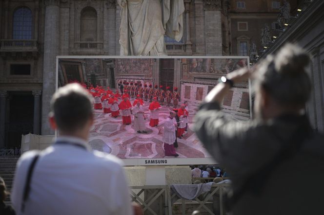 Z OSTATNIEJ CHWILI: Rozpoczęło się konklawe 2025 – kardynałowie złożyli przysięgę w Kaplicy Sykstyńskiej