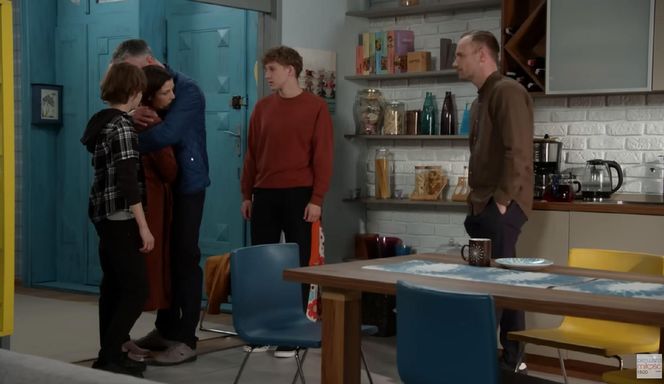 Pierwsza miłość odc. 4046. Artur (Łukasz Płoszajski), Tomek (Oskar Wojciechowski), Maciek (Yan Polovnikov), Kinga (Aleksandra Zienkiewicz), Janek  (Maciej Mikołajczyk)