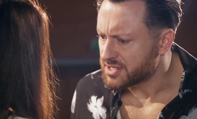Na Wspólnej odc. 3277. Marta (Joanna Jabłczyńska), reżyser Halicki (Adam Szczyszczaj)
