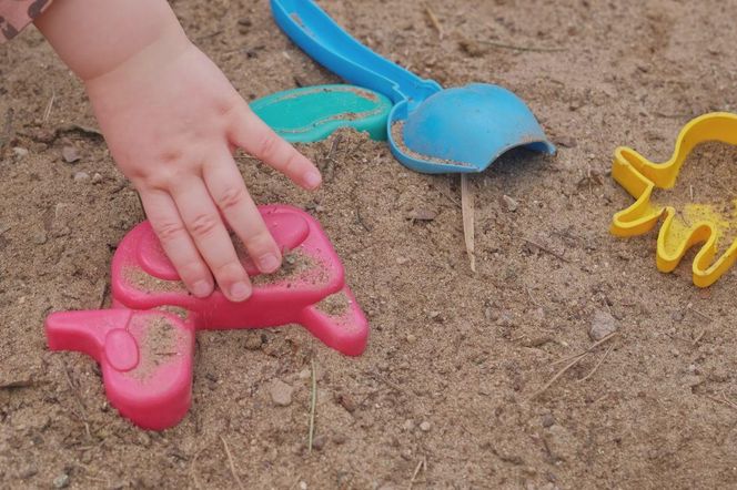 Dlaczego dziecko mówi do siebie podczas zabawy? To ważny etap wspierający jego rozwój poznawczy