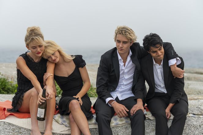 W obsadzie m.in. Emily Alyn Lind jako Cadence Sinclair Eastman, Shubham Maheshwari jako Gat Patil, Esther McGregor jako Mirren Sinclair Sheffield oraz Joseph Zada jako Johnny Sinclair Dennis. 