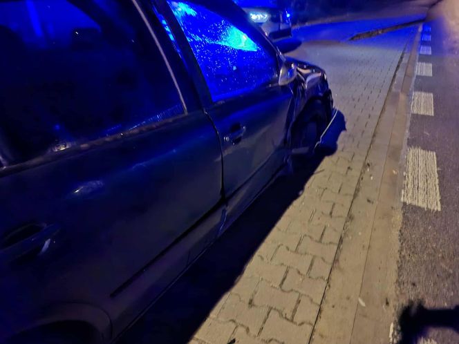 Szalony rajd pijanego kierowcy w Brodach. Uszkodził trzy auta, skończył na drzewie