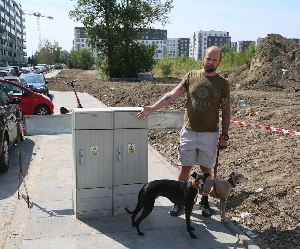 Skrzynka wyrosła na środku chodnika. Absurd w Ursusie