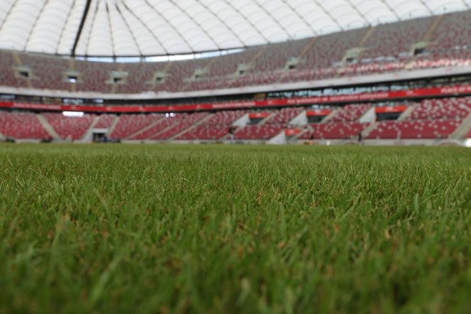 Rozkładanie murawy na Stadionie Narodowym